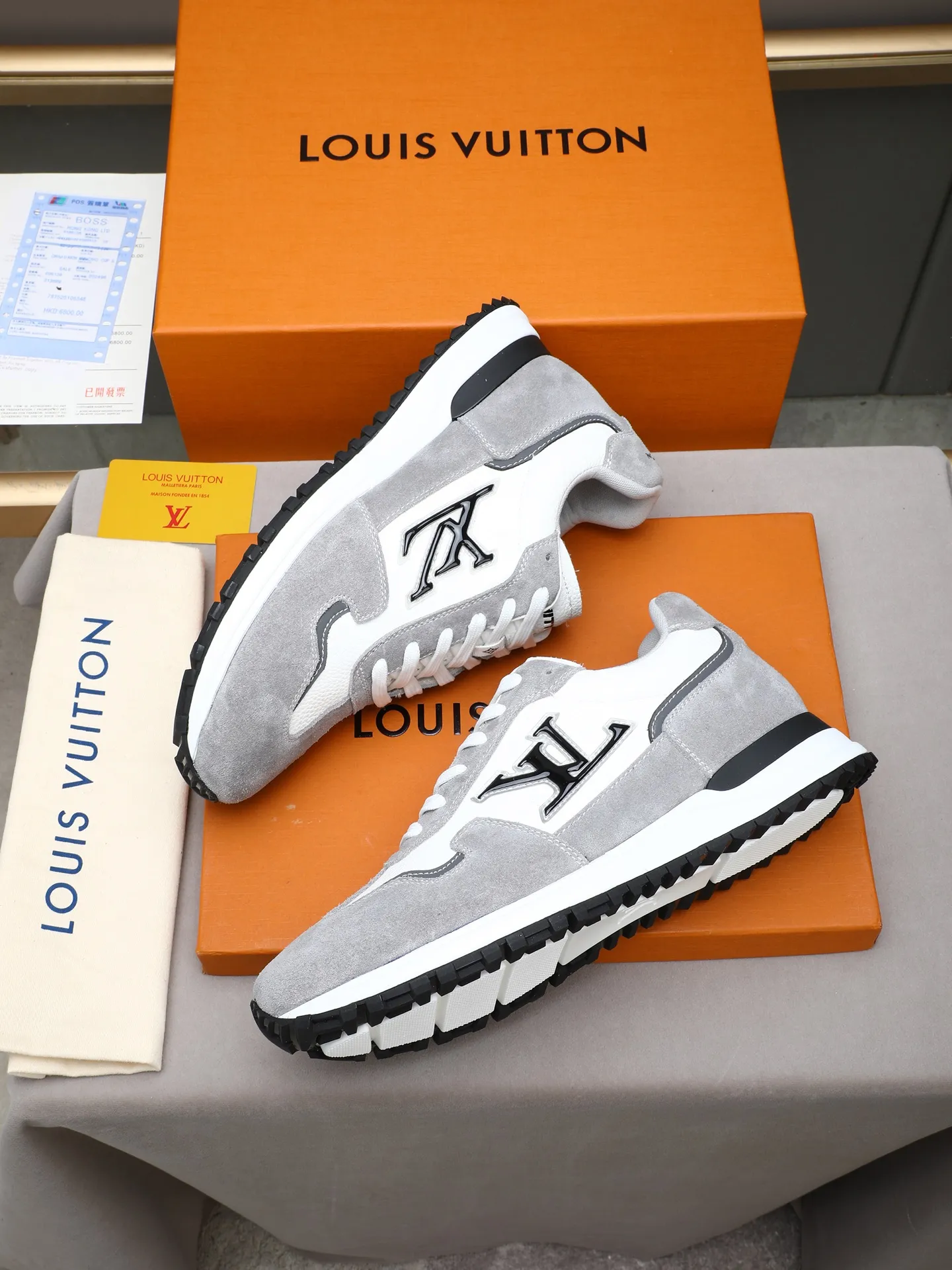 PP600 Louis Vuitton LV Run Men's Sports Shoes LV Run men's sports shoes are made of cowhide leather, low-key and luxurious. The tongue and heel are embellished with classic logos, giving it a full sense of hierarchy. The rubber sole has strong grip and wear resistance, suitable for daily wear or light sports scenes, and has a full sense of quality🎬size: 39-44 (customized at 38.45.46)